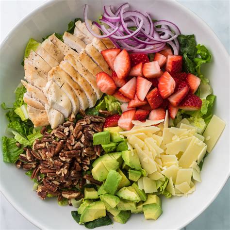 How much fat is in strawberry chicken salad - calories, carbs, nutrition