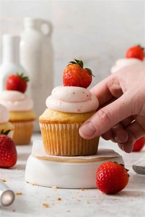 How much fat is in strawberry cream cheese frosting - calories, carbs, nutrition