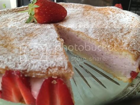 How much fat is in strawberry gateaux - calories, carbs, nutrition