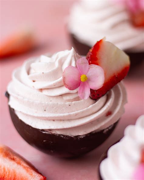 How much fat is in strawberry mousse cups - calories, carbs, nutrition