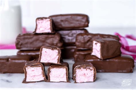How much fat is in strawberry nougat bar - calories, carbs, nutrition