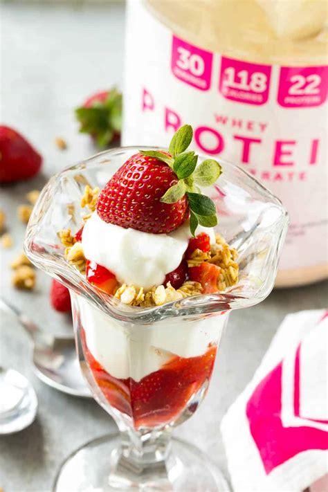 How much fat is in strawberry parfait - calories, carbs, nutrition