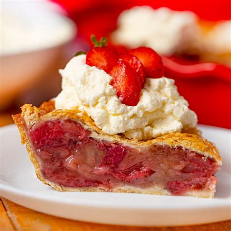 How much fat is in strawberry pie - calories, carbs, nutrition