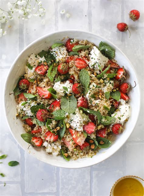 How much fat is in strawberry quinoa salad - calories, carbs, nutrition