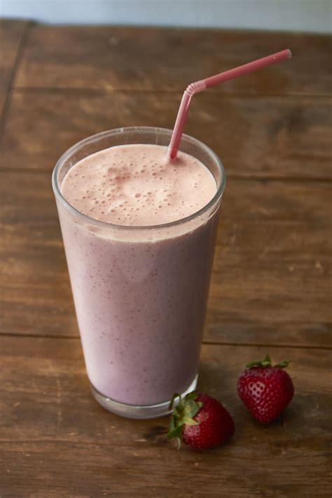 How much fat is in strawberry shake - calories, carbs, nutrition