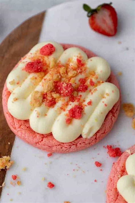 How much fat is in strawberry shortcake cookie - calories, carbs, nutrition