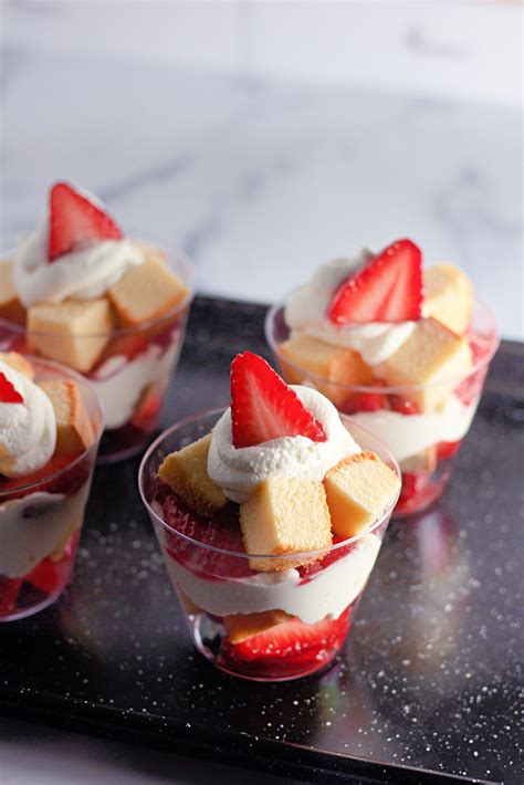 How much fat is in strawberry shortcake parfait cup - calories, carbs, nutrition