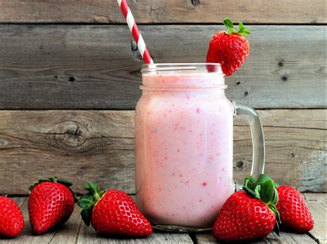 How much fat is in strawberry smoothie - calories, carbs, nutrition