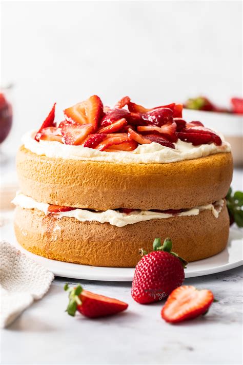 How much fat is in strawberry sponge torte - calories, carbs, nutrition