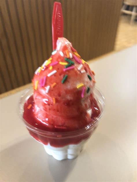 How much fat is in strawberry sundae - medium - calories, carbs, nutrition