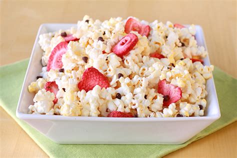 How much fat is in strawberry toffee popcorn - calories, carbs, nutrition