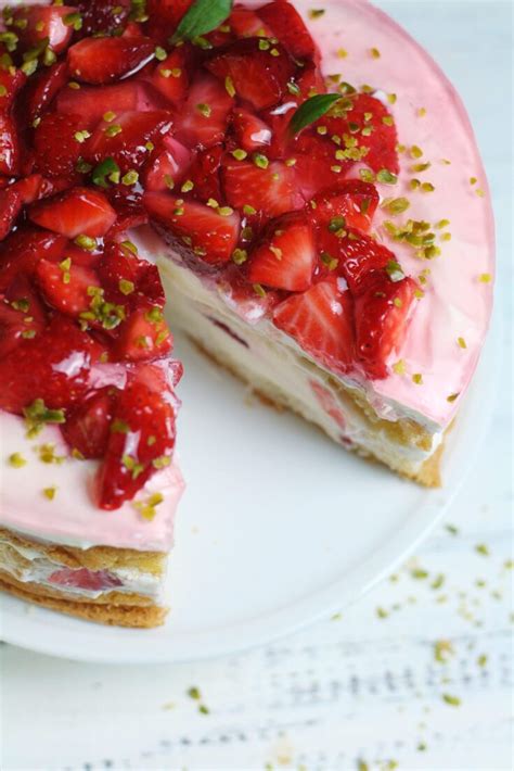 How much fat is in strawberry torte - calories, carbs, nutrition