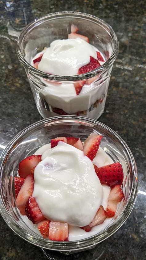 How much fat is in strawberry yogurt granola parfait - calories, carbs, nutrition