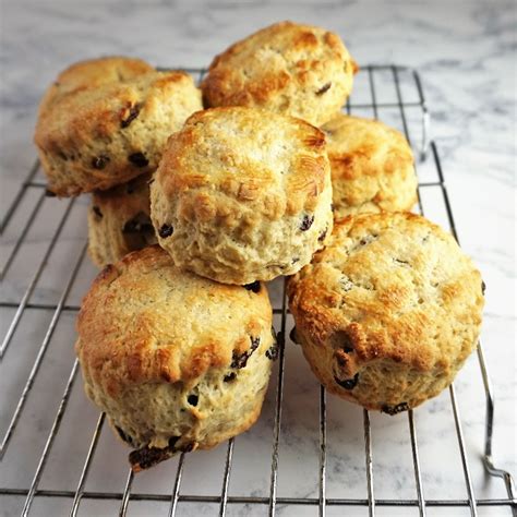How much fat is in sultana scones - calories, carbs, nutrition
