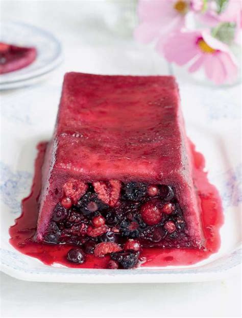 How much fat is in summer pudding - calories, carbs, nutrition