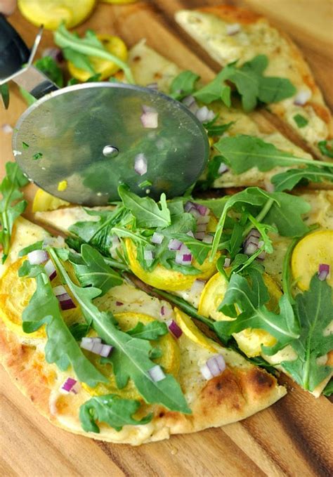 How much fat is in summer squash and garlic pizza - calories, carbs, nutrition