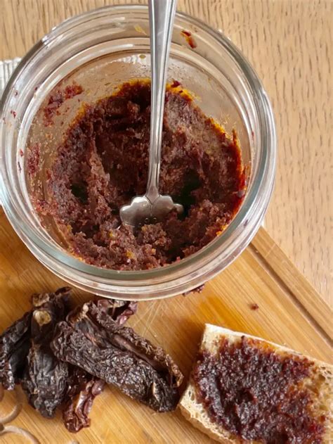 How much fat is in sun-dried tomato spread - calories, carbs, nutrition