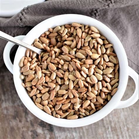 How much fat is in sunflower kernels, roasted &salted - calories, carbs, nutrition