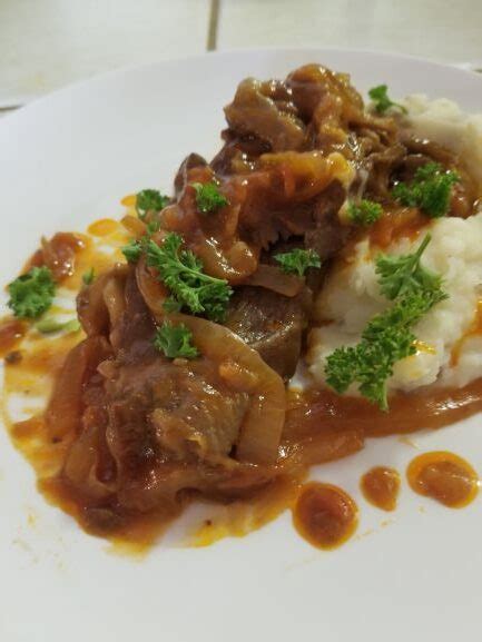 How much fat is in swiss steak with gravy - calories, carbs, nutrition