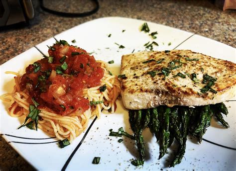 How much fat is in swordfish pomodoro - calories, carbs, nutrition