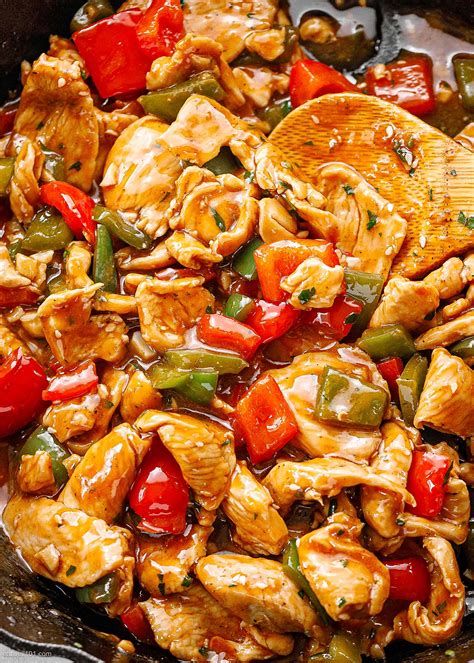 How much fat is in tender pieces of chicken, peppers, garlic & sweet chilli sauce in a soft flour tortilla - calories, carbs, nutrition