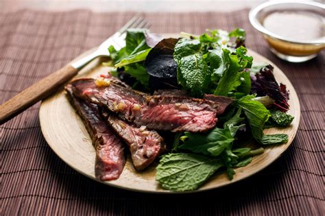 How much fat is in thai beef salad with mint - calories, carbs, nutrition