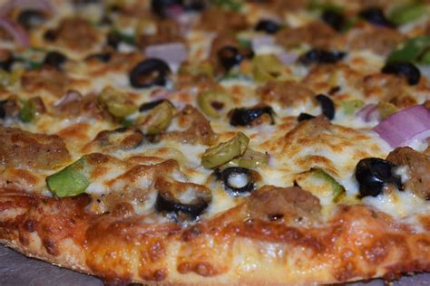 How much fat is in thin crust blue cheese, bacon, and green onion pizza - calories, carbs, nutrition