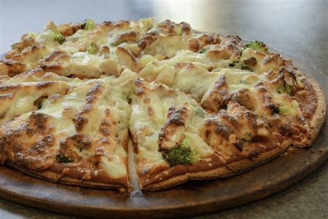 How much fat is in thin crust caramelized onion and chicken pizza - calories, carbs, nutrition