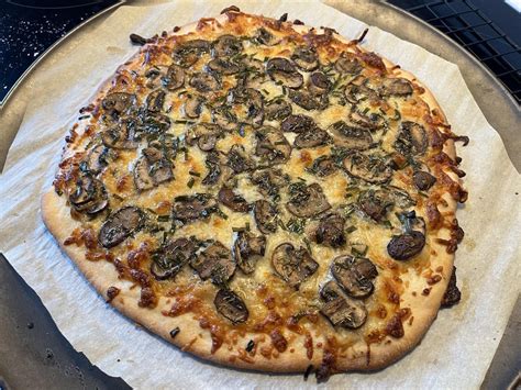 How much fat is in thin crust mushroom chive pizza - calories, carbs, nutrition