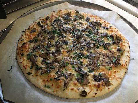 How much fat is in thin crust mushroom pizza - calories, carbs, nutrition