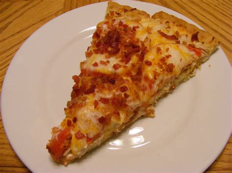 How much fat is in thin crust turkey bacon pizza - calories, carbs, nutrition