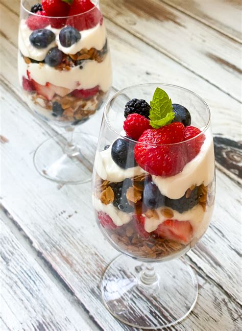 How much fat is in three berry yogurt parfait - calories, carbs, nutrition