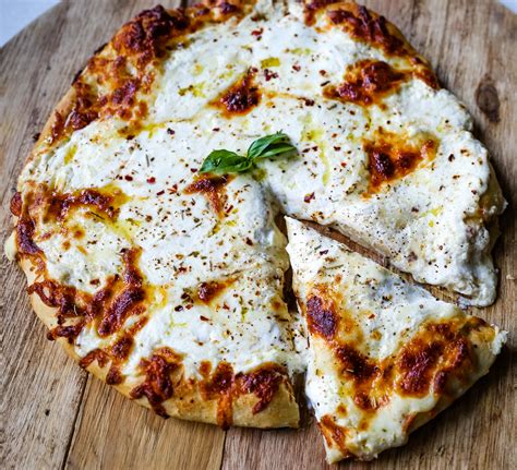 How much fat is in three cheese pizza - calories, carbs, nutrition