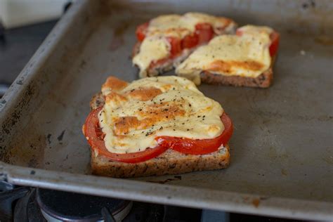 How much fat is in three cheese tomato melt - calories, carbs, nutrition