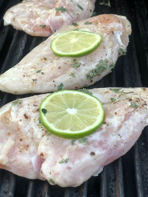 How much fat is in thyme-marinated chicken breast - calories, carbs, nutrition