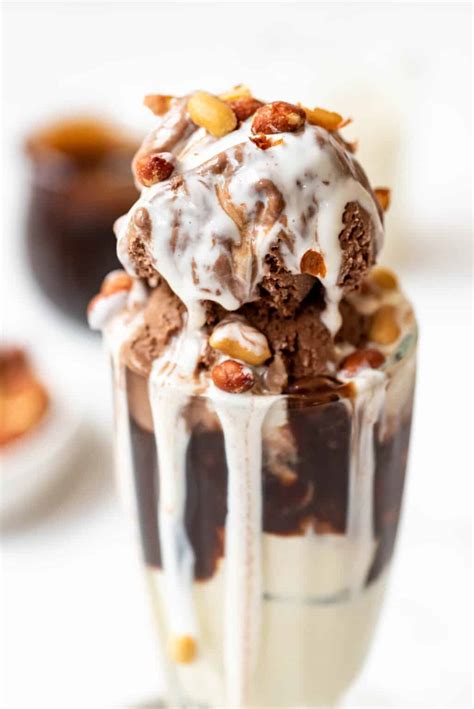 How much fat is in tin roof sundae with peanuts - calories, carbs, nutrition