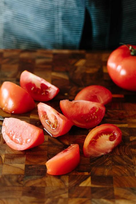 How much fat is in tomato 6x6 wedge cut 6 halved 1 oz - calories, carbs, nutrition