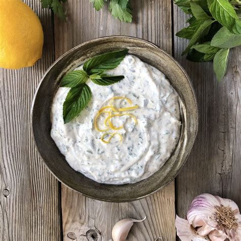 How much fat is in tomato mint yogurt sauce - calories, carbs, nutrition