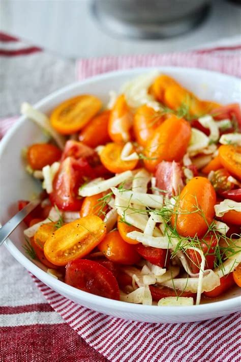 How much fat is in tomato spinach salad with pickled fennel - calories, carbs, nutrition