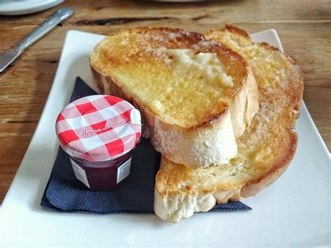 How much fat is in tomatoes on toasted bloomer bread - calories, carbs, nutrition