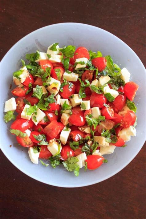 How much fat is in tossed caprese salad (27141.0) - calories, carbs, nutrition