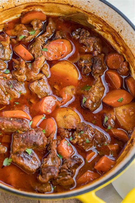 How much fat is in traditional beef stew - calories, carbs, nutrition