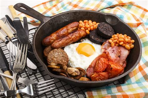 How much fat is in traditional full irish breakfast - calories, carbs, nutrition