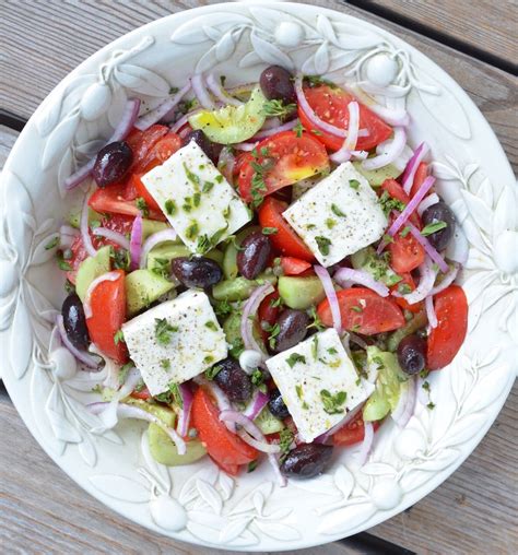 How much fat is in traditional greek salad - calories, carbs, nutrition