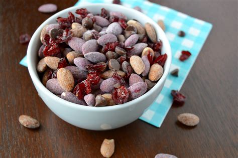 How much fat is in trail mix with almonds - calories, carbs, nutrition