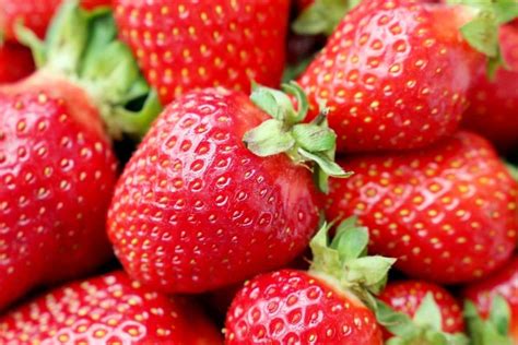 How much fat is in trimmed fresh strawberries - calories, carbs, nutrition