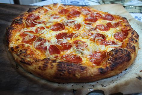 How much fat is in triple onion and cheese pizza - calories, carbs, nutrition
