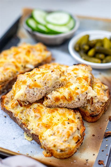 How much fat is in tuna melt - calories, carbs, nutrition