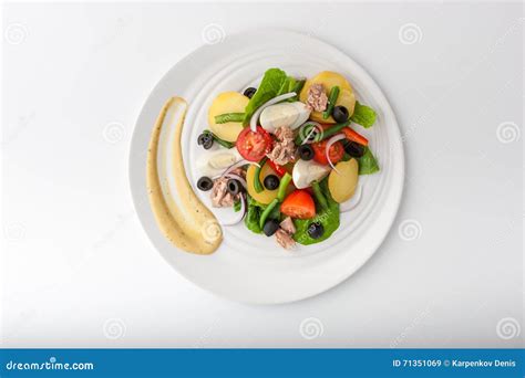How much fat is in tuna nicoise salad plate - calories, carbs, nutrition