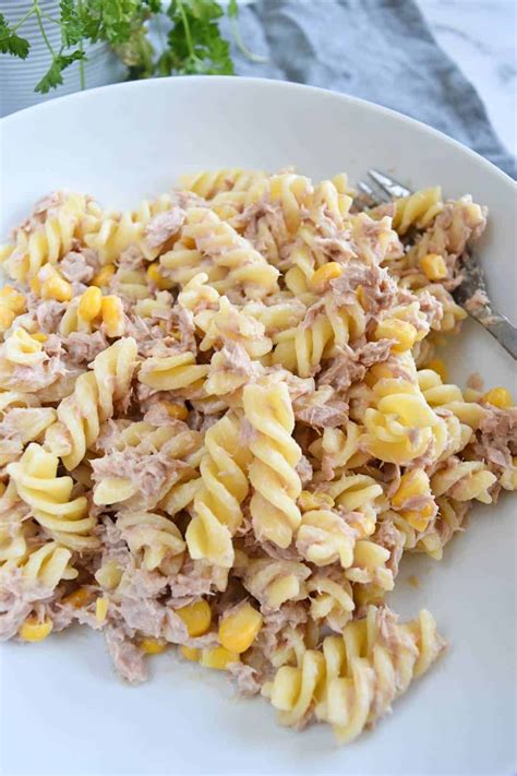 How much fat is in tuna pasta - calories, carbs, nutrition
